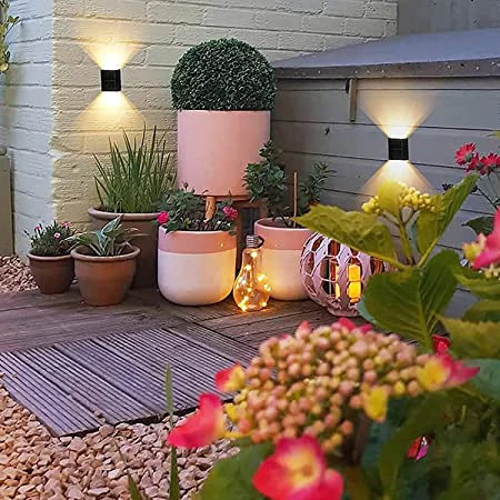 Lys upp din utomhusmiljö utan ansträngning med denna solenergi LED vägglampa