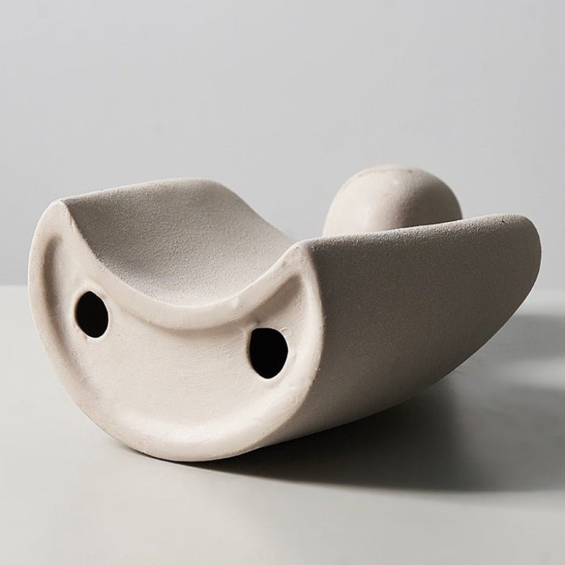 Moderne skulptur, der symboliserer bånd og ømhed