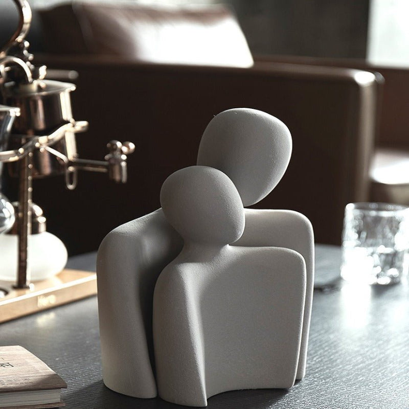 Moderne skulptur, der symboliserer bånd og ømhed