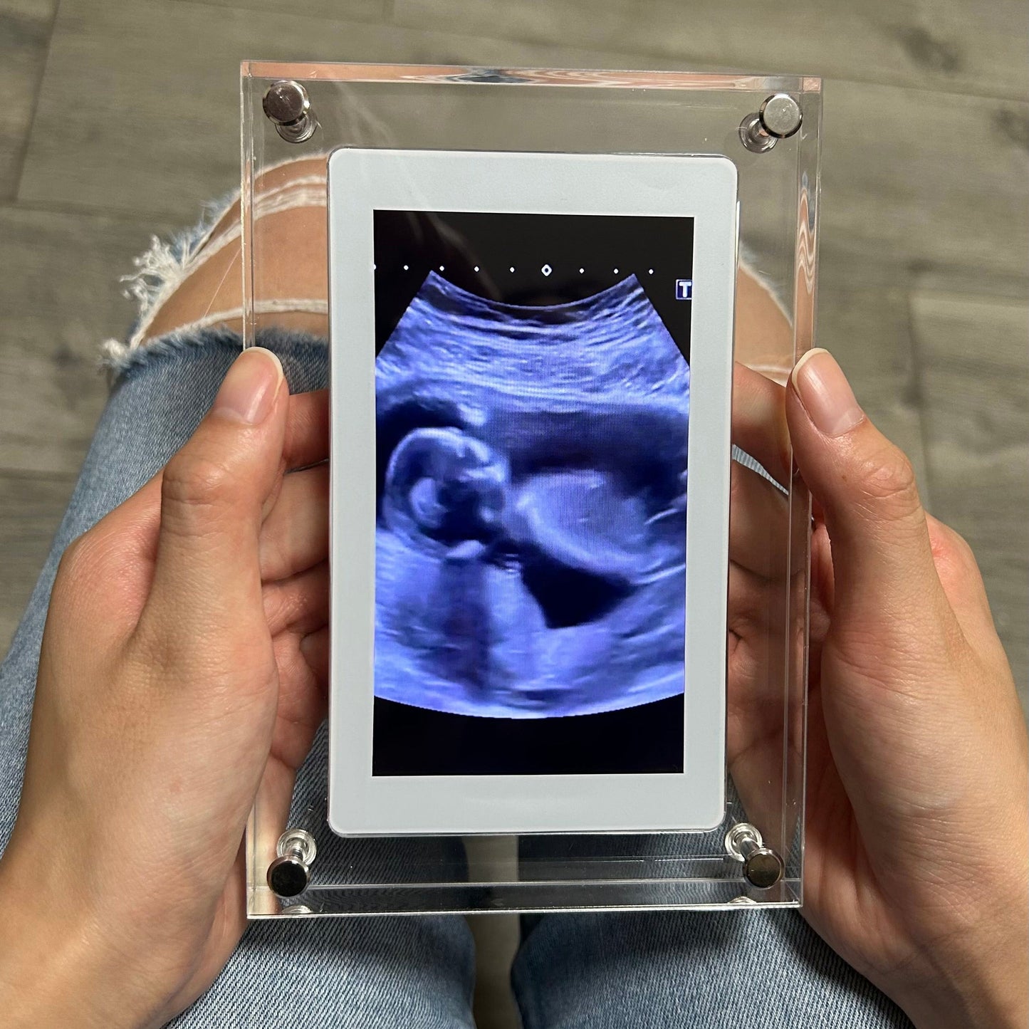 Cadru digital luminos pentru amintiri de neuitat