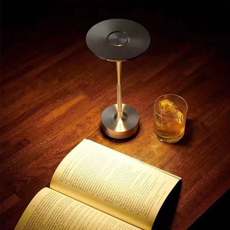 Trådlös LED-lampa med elegant och taktil design