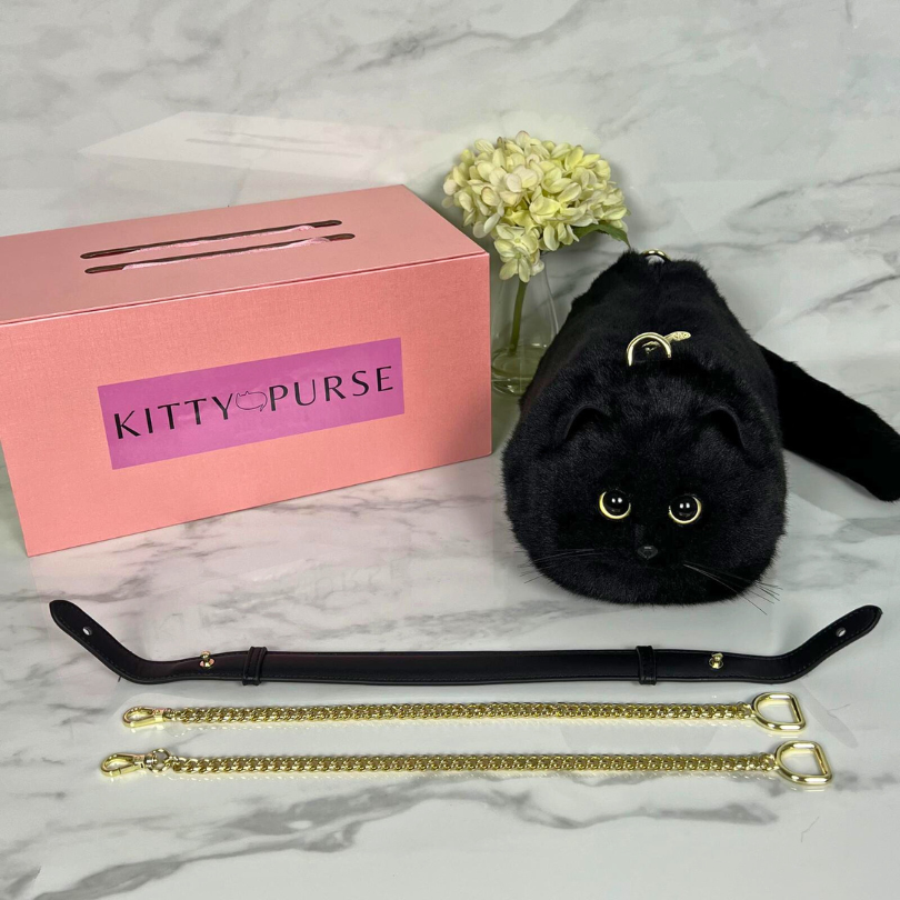 A realistic cat bag that makes a sensation everywhere