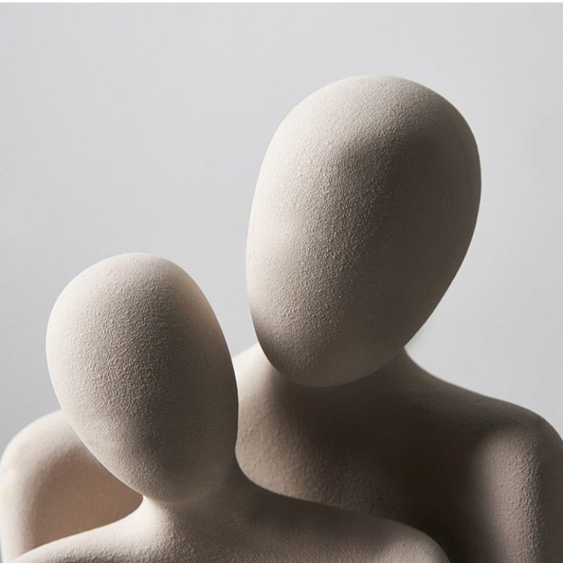 Moderne skulptur, der symboliserer bånd og ømhed 