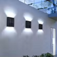 Lys upp din utomhusmiljö utan ansträngning med denna solenergi LED vägglampa 