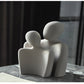 Moderne skulptur, der symboliserer bånd og ømhed 