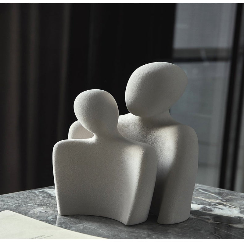 Moderne skulptur, der symboliserer bånd og ømhed 
