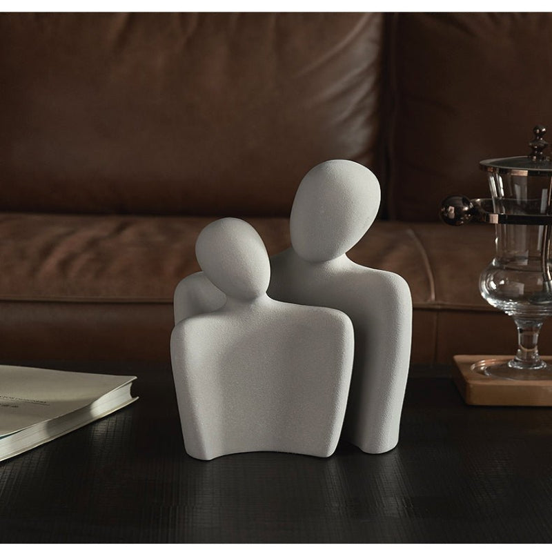 Moderne skulptur, der symboliserer bånd og ømhed 