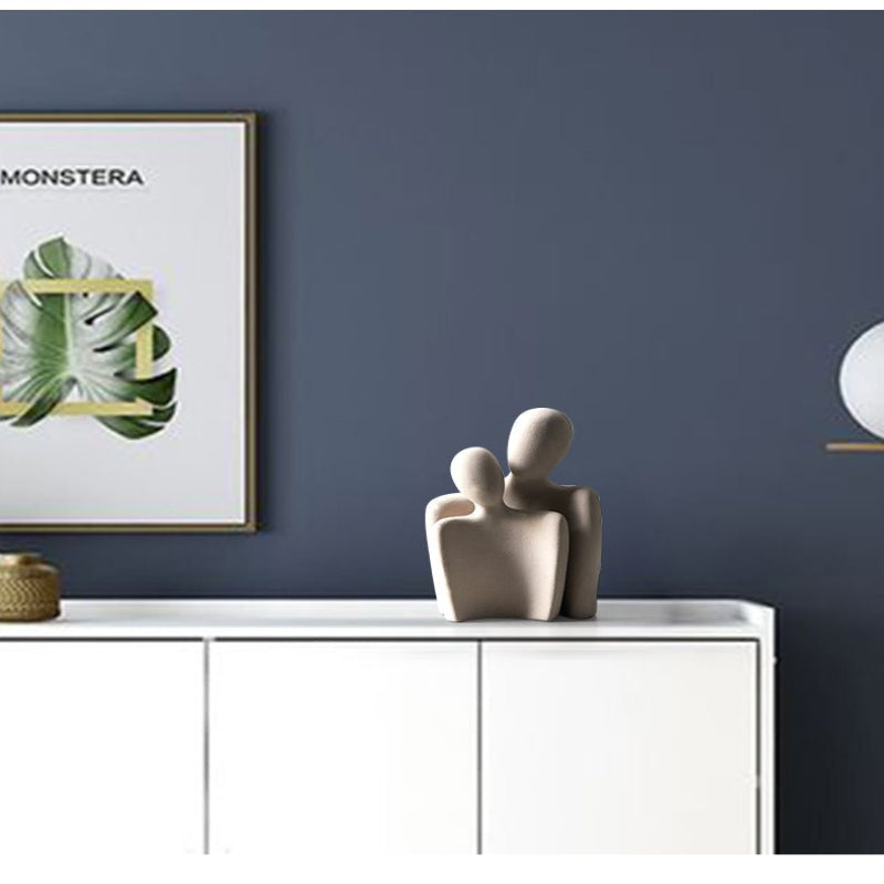 Moderne skulptur, der symboliserer bånd og ømhed 