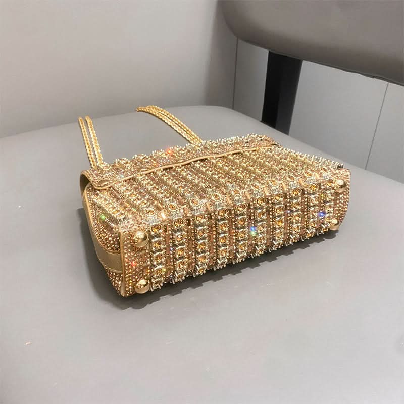 Stråla på kvällen med denna glamourösa clutch med strass 