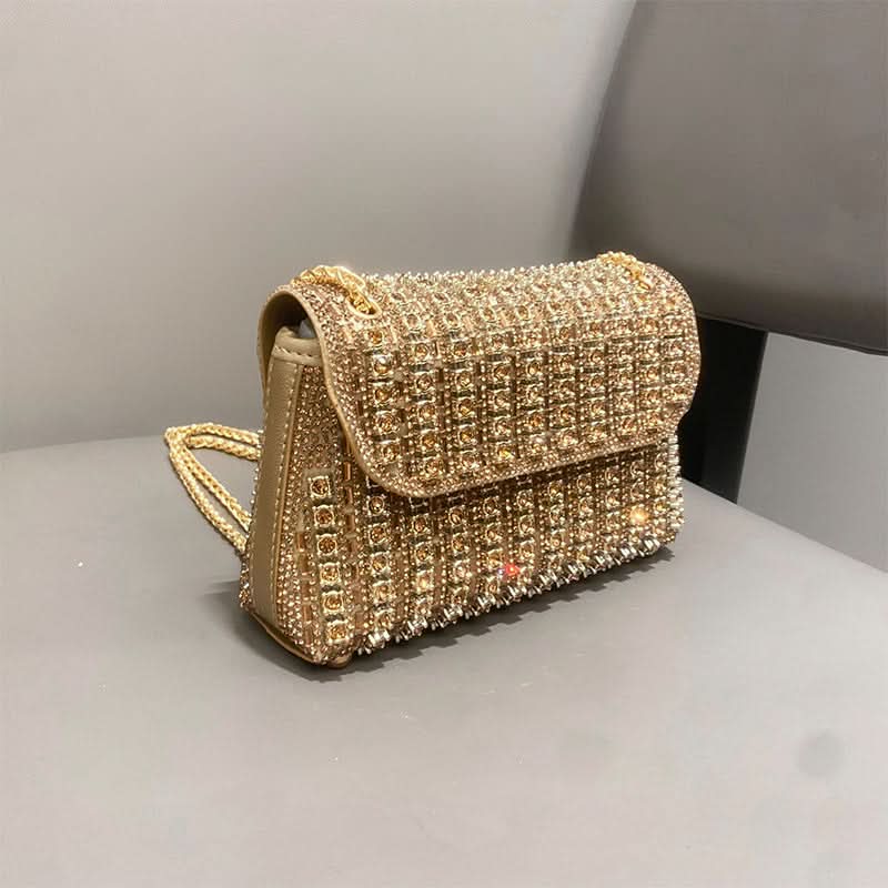Stråla på kvällen med denna glamourösa clutch med strass 