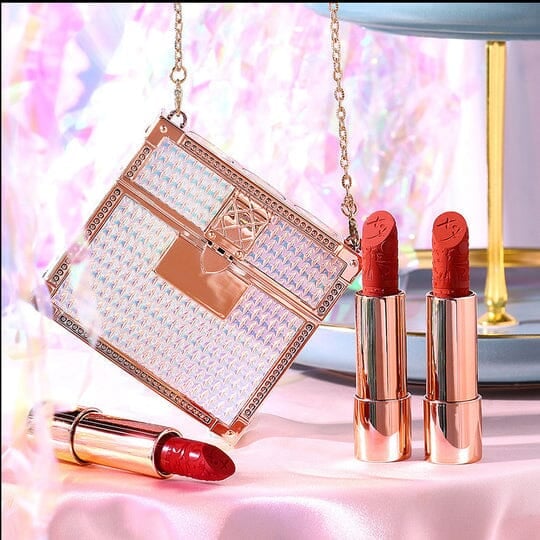 Rouges à lèvres mats dans coffret sac à main chic