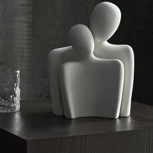 Modern skulptur som symboliserar samband och ömhet 